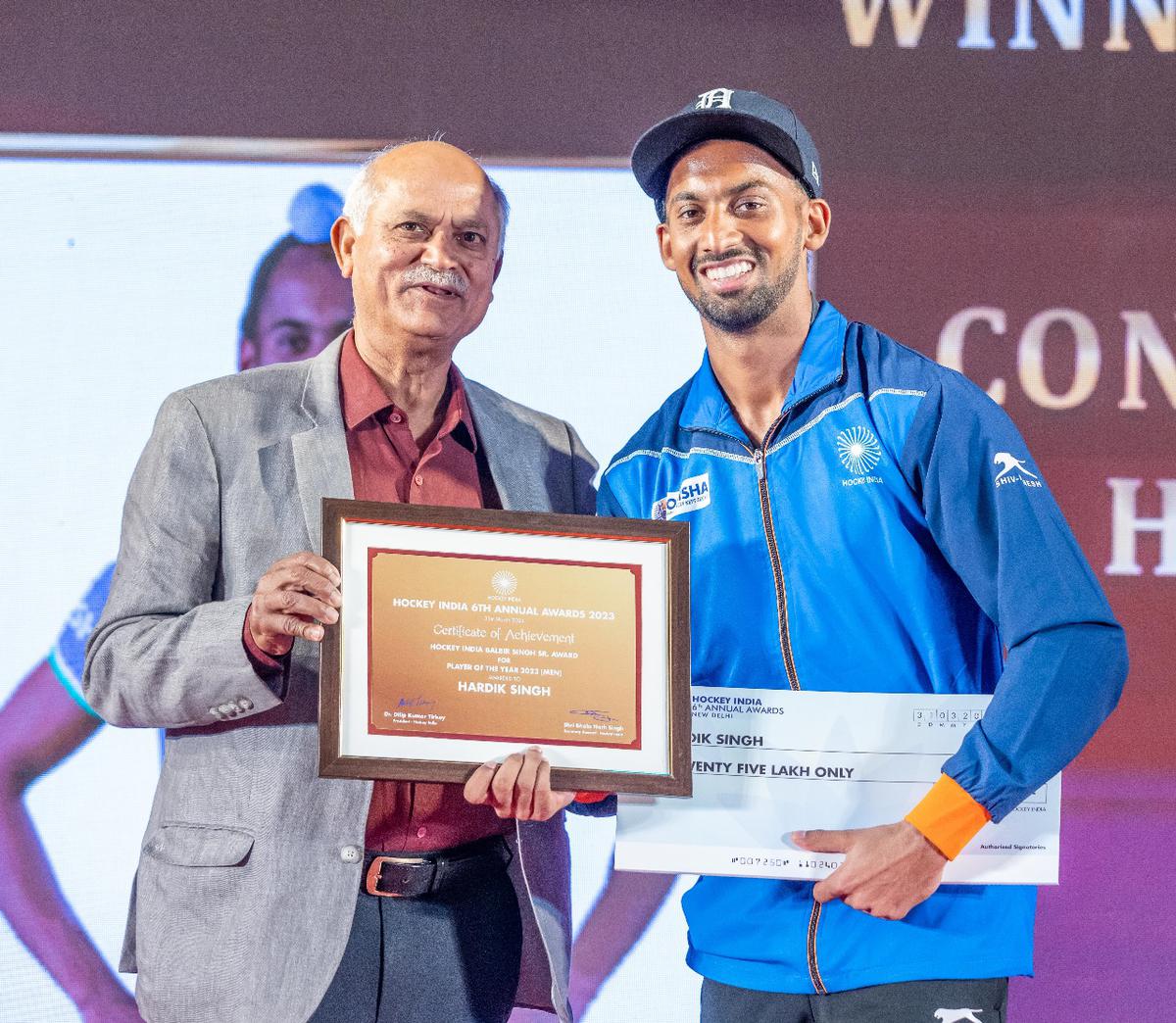 Hardik receiving the Balbir Singh Sr. Award for Player of The Year for men from Zafar Iqbal.