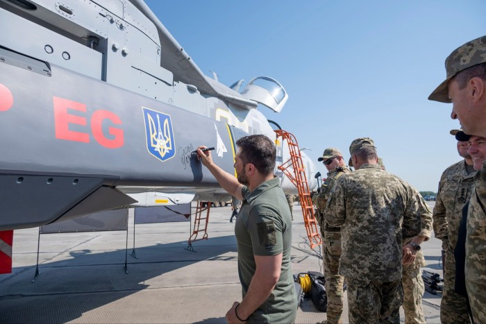 Zelensky autographs a Storm Shadow/SCALP Cruise missile on Sir Force Day