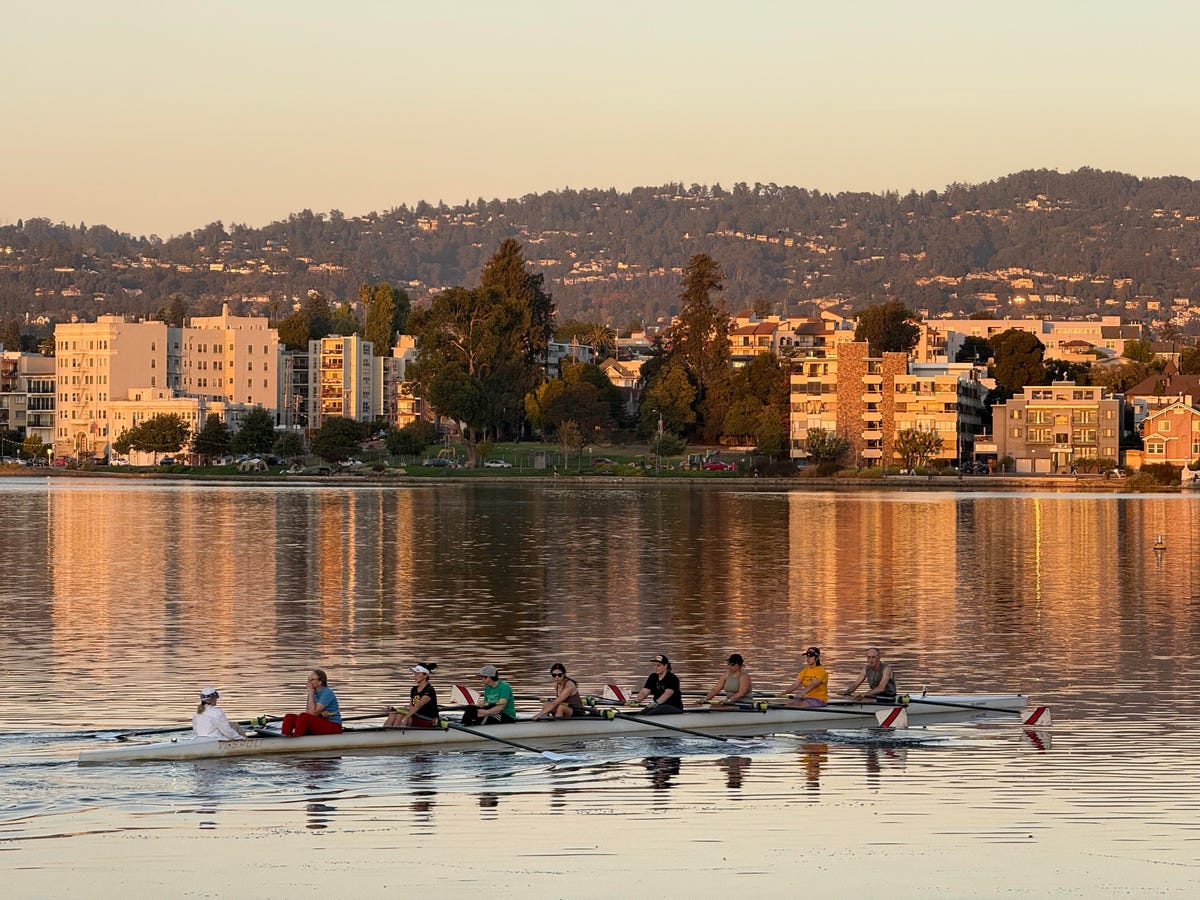 People canoeing at Lake Merritt