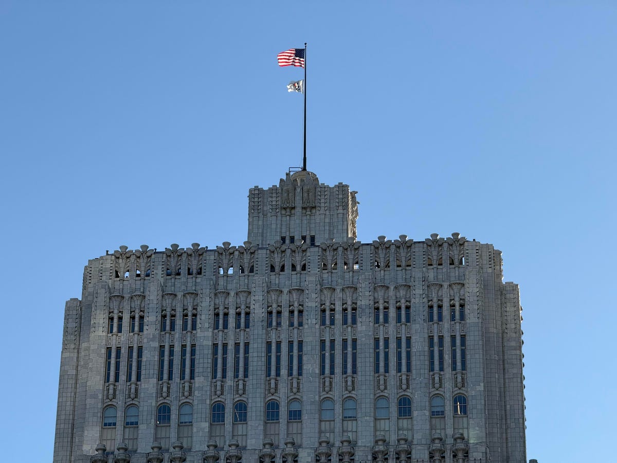 iPhone 16 Pro Max 5x zoom with a building in the foreground