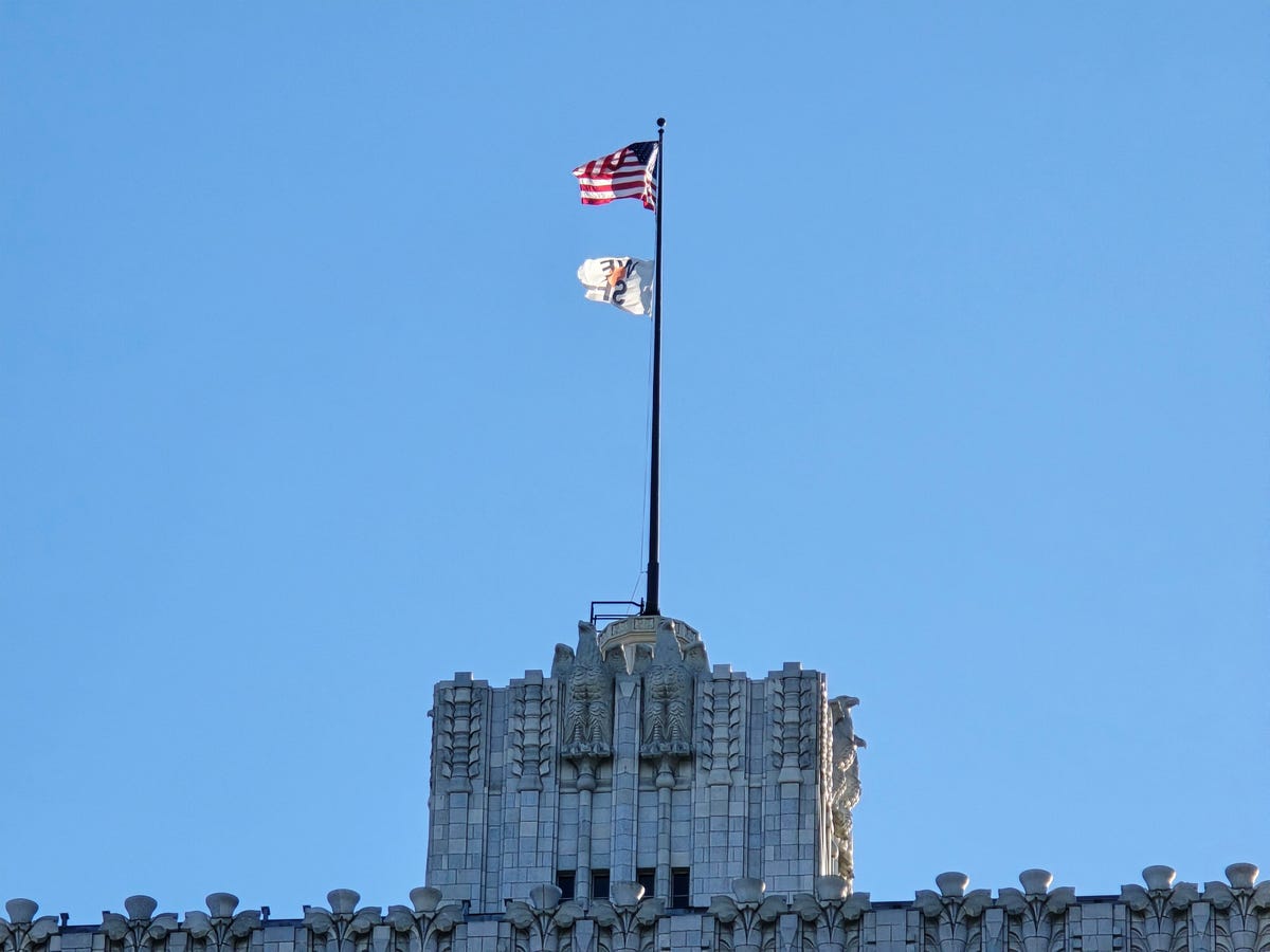 10x zoom on the Galaxy S24 Ultra with a building and flag in the foreground