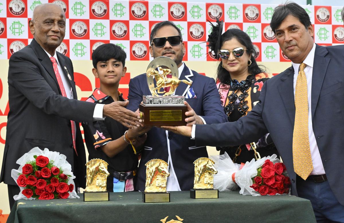 HRC chairperson R. Surender Reddy and the managing director of Razor Gaming Pvt. Ltd. Y. Gopi and family presenting the Deccan Derby winner’s trophy to Pesi Shroff.